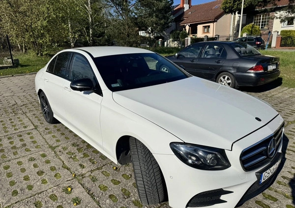 Mercedes-Benz Klasa E cena 114900 przebieg: 239000, rok produkcji 2017 z Słupsk małe 137